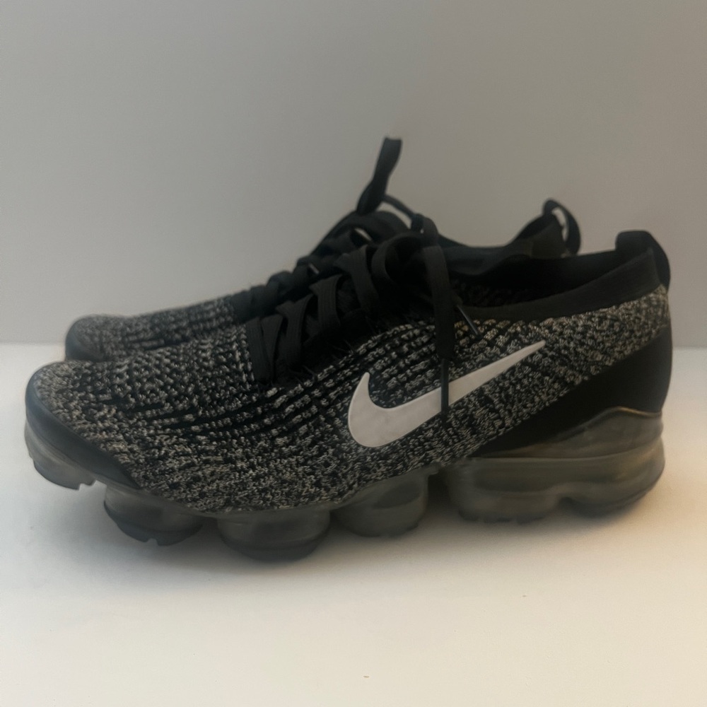 Women’s NIKE AIR VAPORMAX FLYKNIT SIZE 11 Oreo